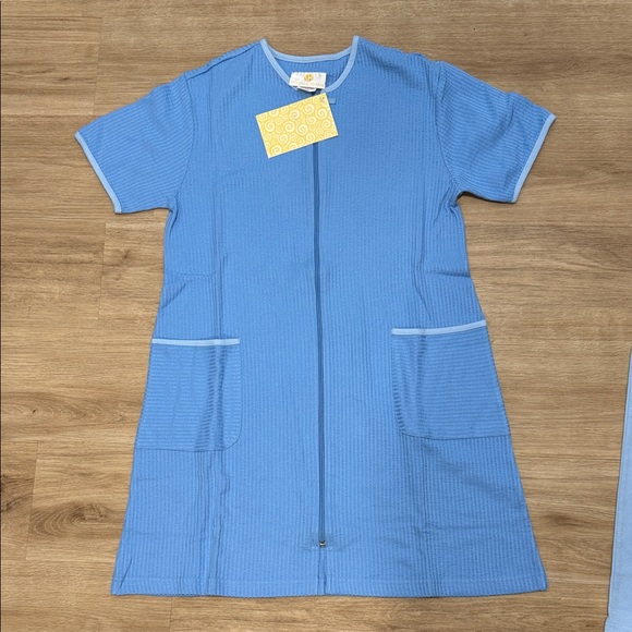 Stanherman Other - Vintage Blue Short Sleeve Zip-Up night gown